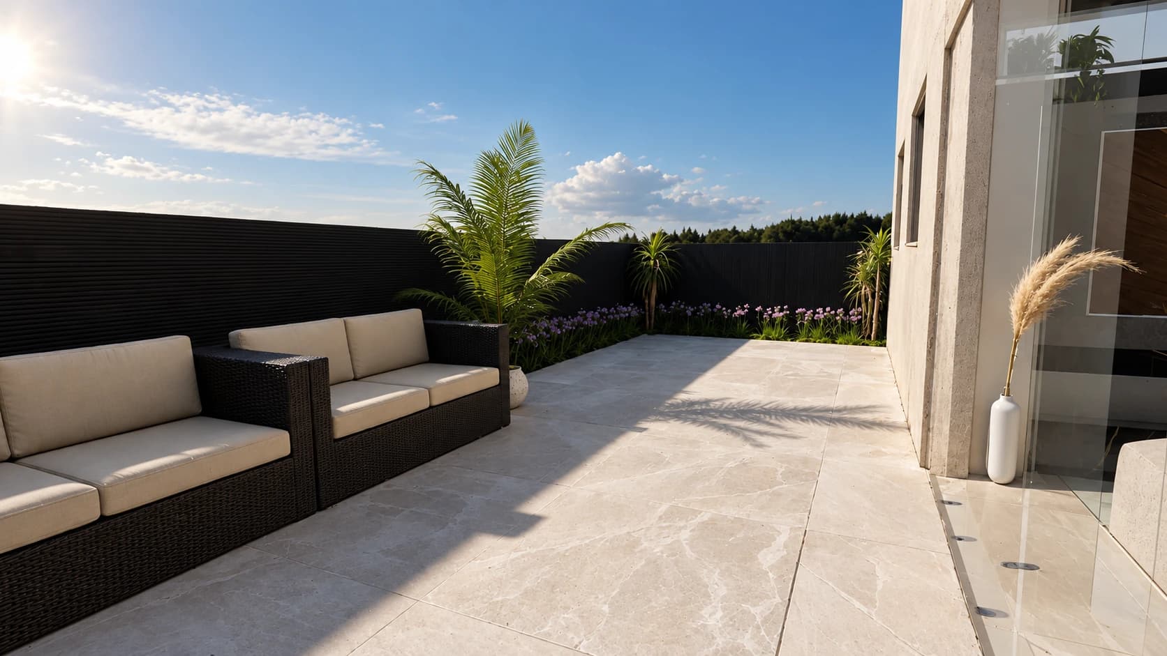 Pátio com mesas, parede verde e acesso ao jardim para pets.