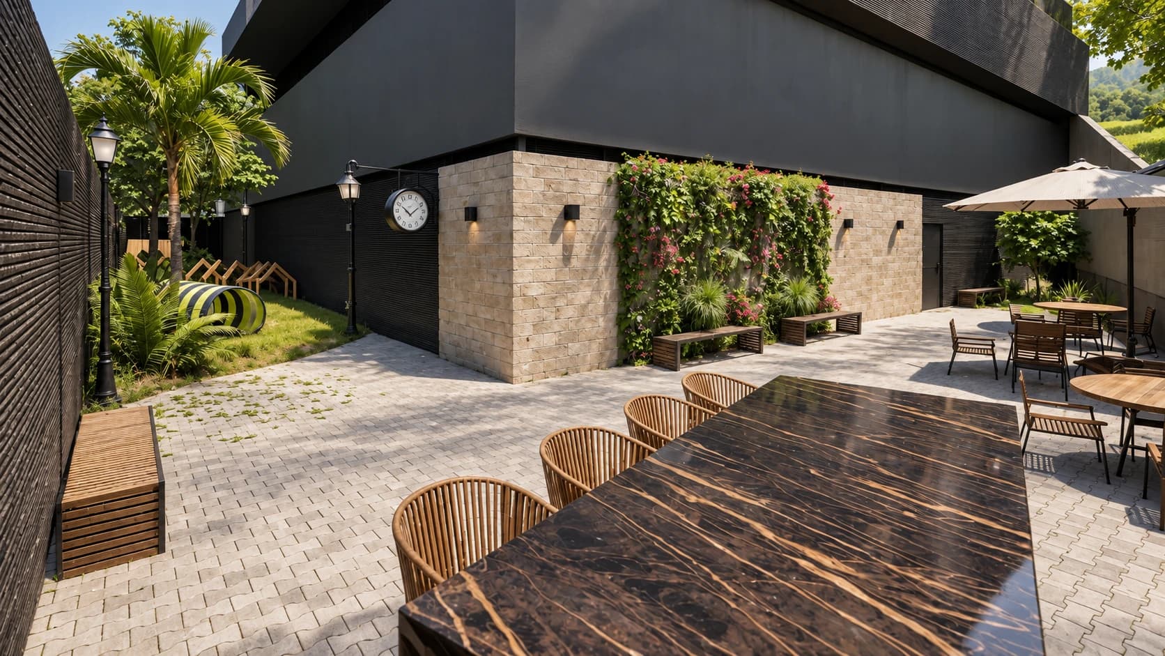 Terraço com deck elevado, espreguiçadeiras e jardim ao pôr do sol.
